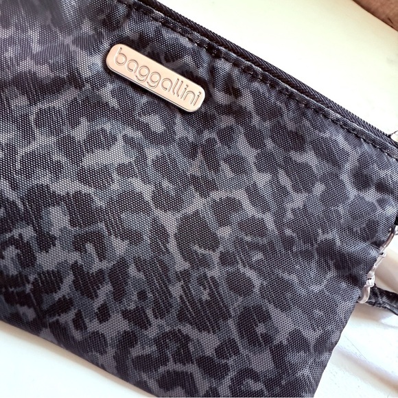 NWOT Baggallini The New Classic Collecrion RFID Animal Print Clutch/Wristlet - Picture 4 of 5
